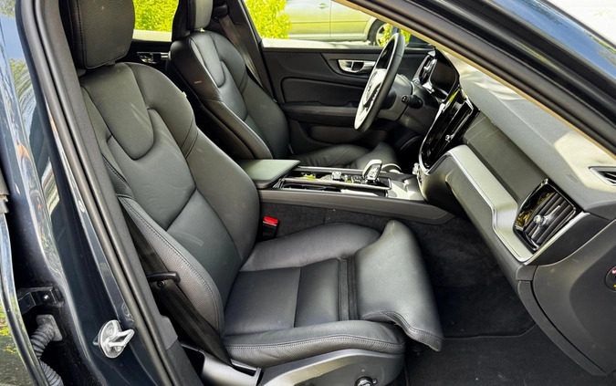 Volvo V60 cena 149800 przebieg: 17000, rok produkcji 2022 z Warszawa małe 562